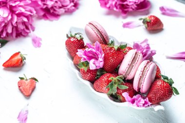 Beyaz arka planda şakayık güllü pembe badem kurabiyesi ya da kurabiye. Pankart, broşür, güzel kartpostal, güzel manzara.,