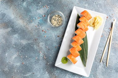 Geleneksel Japon mutfağı, lezzetli taze suşi seti. Pilavlı suşi, kremalı peynir, kırmızı balık, somon. Suşi menüsü, restoran. Deniz ürünleri, Asya yemekleri.,