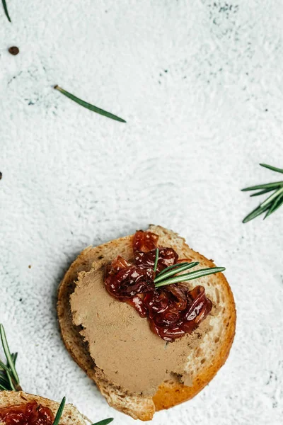 Hemlagad Anka Lever Paté Med Röd Lök Sylt Ljus Bakgrund — Stockfoto