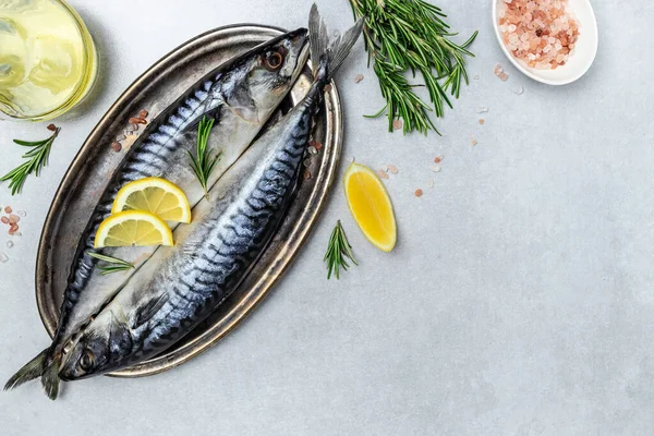 Limonlu ve baharatlı dilimlenmiş uskumru ya da ringa balığı. Sağlıklı yemek, diyet ya da yemek konsepti. en üstteki görünüm.