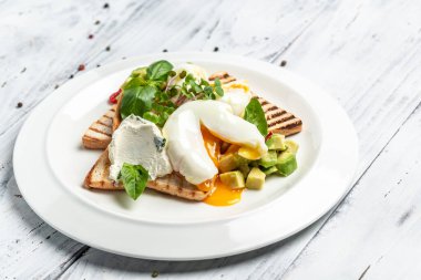 Avokado, haşlanmış yumurtalı ekmek tostu. Sağlıklı yağlar, kilo vermek için temiz yiyecekler. Sağlıklı aperatif, kahvaltı, öğle yemeği veya atıştırmalık..
