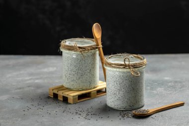 Sağlıklı kahvaltı. Chia tohumu pudingi. Chia tohumlu yoğurt sağlıklı süper yiyecek. Cam kavanozlarda süzme peynirli smoothie. metin için yer.