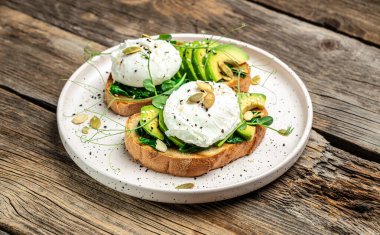 Kahvaltıda haşlanmış yumurta ya da çavdar ekmeğiyle öğle yemeği. vejetaryen yemeği, diyet konsepti.