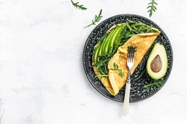 Омлет Салат Зелеными Овощами Авокадо Руккола Вкусный Веганский Вегетарианский Завтрак — стоковое фото
