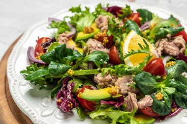 Salatayı marul, vişneli domates, avokado ve kırmızı soğanla kapat. Süper yiyecek konsepti. Sağlıklı, temiz yeme konsepti. Vejetaryen ya da glütensiz diyet. Üst görünüm.