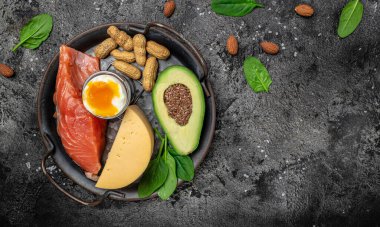 Düşük karbonhidratlı ürünleri yüksek proteinli ve iyi yağ kaynaklı yapın. Sağlıklı yağlar, arka planda kilo vermek için temiz yiyecekler, keto ya da ketojenik diyet, uzun afiş formatı. en üstteki görünüm.