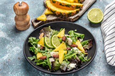 Yeşil peynirli ve bademli ananas salatası sağlıklı yiyecekler, temiz yemek seçimi. Yemek tarifi geçmişi. Kapat..