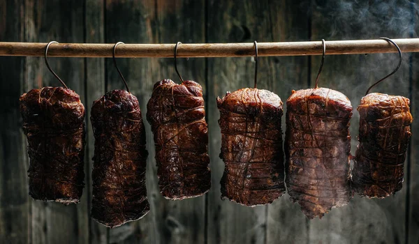 Skład Mięsa Tradycyjnie Wędzona Szynka Wieszanie Szynki Wędzonym Bekonie Palenia — Zdjęcie stockowe