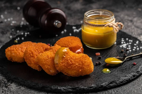 Kızarmış çıtır tavuk nugget ve hardal balı sos, Amerikan sağlıksız kalori yemeği. Lezzetli bir bar tarzı, aperatif, restoran menüsü, üst manzara.,