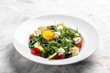 Taze Yunan salatası roka, krem peynir, çam fıstığı, domates, siyah zeytin ve salatalık. Sağlıklı vejetaryen yemek kasesi. afiş, metin için menü tarifi yeri, üst görünüm.