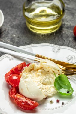 Mozzarella 'dan taze beyaz burrata peyniri ve Apulia' dan krema, İtalyan Akdeniz mutfağı, dikey görüntü. Üst Manzara. metin için yer.