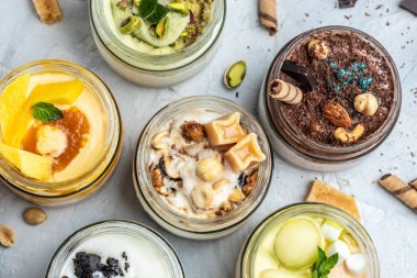 Büyük bir dondurma koleksiyonu, taze fıstık, çikolata, karamel, kavun, mango, çikolata parçacıklı sandviç kurabiyeleri aromatik vanilyalı beyaz kapsüllü lezzetli dondurmalar.,