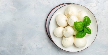 Hafif arka planda geleneksel mozzarella peyniri. Uzun afiş biçimi. en üstteki görünüm.