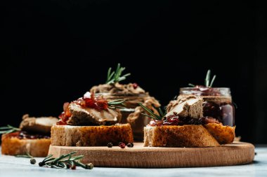 Ev yapımı ördek ciğeri ve kırmızı soğan reçeli. Gurme aperatifler, çeşitli İtalyan aperatifleri bruschetta. afiş, menü, metin için tarif yeri,