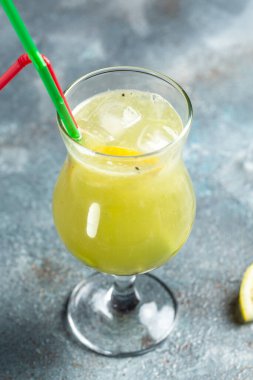 Kivi ve naneli bir bardakta kokteyl. Soğuk yaz içeceği. Mojito kokteyli ya da alkolsüz mocktail. dikey görüntü. Üst Manzara. metin için yer.