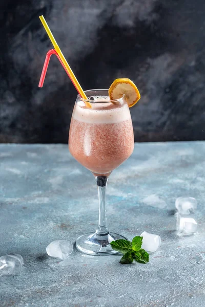 Milkshake Morango Smoothie Coquetel Sem Álcool Sobremesa Verão Alimentação Saudável — Fotografia de Stock
