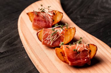 Mikro yeşillik ve kapari ile süslenmiş şeftali dilimleri, hızlı ve basit parti atıştırmalıkları, sağlıklı yaz aperatifleri veya atıştırmalıkları, üst görünüm,