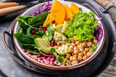 Kızarmış nohut, avokado, hurma, ıspanak, avokado, karpuz turpu ve tohumlu taze salata. Pankart, yemek servisi menü tarifi yeri, metin, üst görünüm.