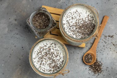 Sağlıklı kahvaltı. Chia tohumu pudingi. Chia tohumlu yoğurt sağlıklı süper yiyecek. Cam kavanozlarda süzme peynirli smoothie. metin için yer.