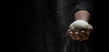 Adam arka planda bir fırında ekmek hamuru hazırlıyor. Uzun pankart biçimi, metin için boşluk,