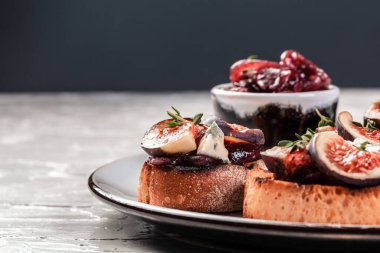 Mavili peynirli ctostini, lezzetli aperatif şarap, pankart, metin için yemek tarifi yeri.,