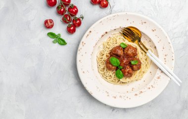 Köfteler, domates soslu İtalyan spagetti makarnası üzerine servis ediliyor. İtalyan yemeği. afiş, menü, metin için tarif yeri, üst görünüm.