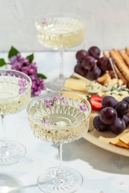 Antipasto tabağı çeşit çeşit yumuşak ve sert peynir. İspanyol manchego peyniri, jambon, jambon. Akşam yemeği ya da aperatif parti konsepti. yemek servisi afişi, menü, tarif.