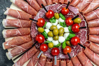 Antipasto, jambon, jambon, kurutulmuş et, salam ve peynir tabağı. Aperatif, yemek konsepti. metin için yer, üst görünüm.