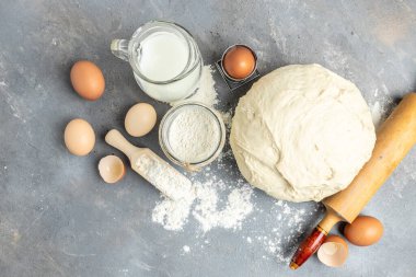 Gri masa arkaplanındaki lezzetli ev yapımı kek için taze malzemeler. Laktoz ve glütensiz. afiş, menü, metin için tarif yeri, üst görünüm.