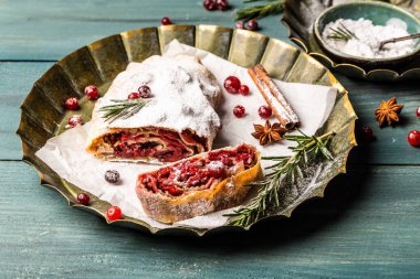 Kirazlı bisküvi. Kirazlı turta. Kirazlı, kızılcıklı ve cevizli tatlı..