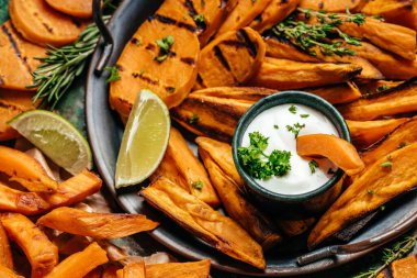 Limonlu patates kızartması ve yoğurt sosu. afiş, menü, metin için tarif yeri, üst görünüm.