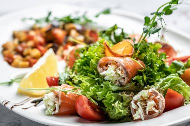 Taze somon peynirli ve sebzeli salata. Asya menüsü. Restoran menüsü, diyet, yemek kitabı tarifi üst görünümü.