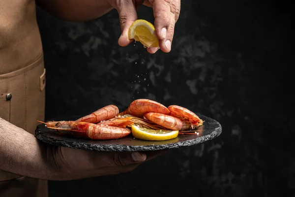 Chef Cooking Delicious Shrimp Seasoning Prawns Fried Splashes Lemon Juice — стоковое фото