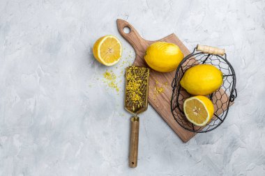 Izgara limon lezzeti Pişirmeye hazır, rende kabuğu ve limon tadı açık arkaplan, pankart, menü, tarif, üst görünüm.