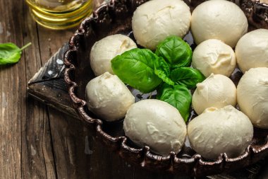 Fesleğenli Mozzarella peyniri. Koyu ahşap arka planda Caprese salatası için malzemeler. afiş, menü, metin için tarif yeri, üst görünüm.