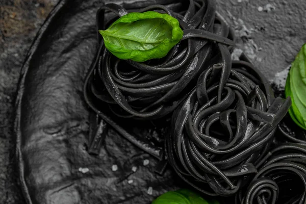 Pasta Hitam Dengan Tinta Cumi Cumi Dan Daun Kemangi Hijau — Stok Foto