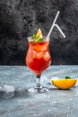 Kirazlı ve buzlu taze vişneli kokteyl. Bir bardak vişneli soda, yaz tatlısı. Sağlıklı diyet yemekleri. dikey görüntü. metin için yer,