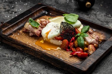 Lezzetli kahvaltı ya da haşlanmış yumurta ve kızarmış pastırmalı ekmek tostu. Sağlıklı yağlar, kilo vermek için temiz yiyecekler. Keto diyet konsepti. en üstteki görünüm.