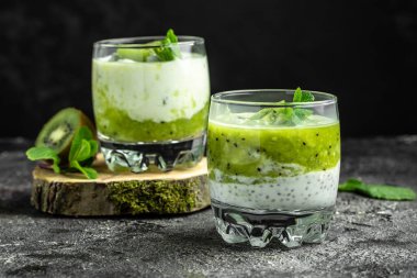 Laktozsuz yoğurt, kivi ve nane ile yapılan Chia tohumu pudingi, lezzetli kahvaltı veya aperatif, pankart, menü, yemek tarifi, metin için yer