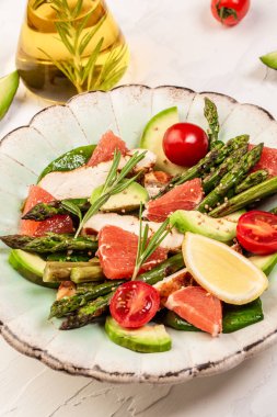 Ketogenik diyet. Tavuk etli kuşkonmaz, avokado, domates. Detoks ve sağlıklı konsept. Keto yemeği. Üst görünüm, genel görünüm.