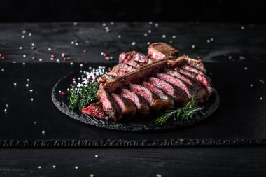 Tahta tahtada baharatlı, az pişmiş biftek ve kuşkonmaz garnitürü..