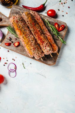 Kesme tahtası arka planında baharatlı şiş Lula kebabı. Lula kebap, geleneksel Kafkas yemeği. dikey görüntü. Üst Manzara. metin için yer.
