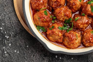 Tatlı ve ekşi domates soslu geleneksel baharatlı köfteler. Restoran menüsü, diyet, yemek kitabı tarifi üst görünümü.