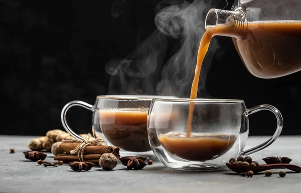 Üveg Csésze Hagyományos Indiai Masala Chai Tea Tejjel Fűszerekkel Szürke — Stock Fotó