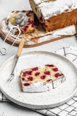 Tatlı olarak böğürtlenli hamur keki, kirazlı kek, ev yapımı sünger kek veya beyaz masada şifon kek. Ev yapımı fırın konsepti, metin yeri, üst görünüm,