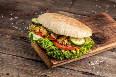 Kızarmış sandviç panini, yanında çıtır tavuk ve salata. Lezzetli kahvaltı ya da atıştırmalık. Boşluğu kopyala.