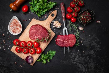 Biberiye ve baharatlı çatallı çiğ biftek. Uzun pankart formatında taze biftek hazırlıyorum. en üstteki görünüm.