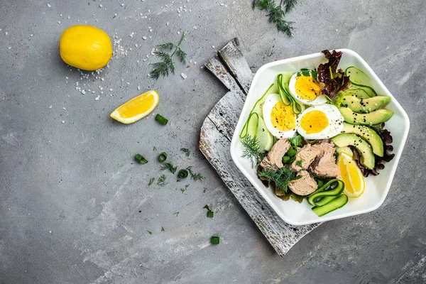 Bol Aliments Sains Avec Thon Poisson Avocat Oeuf Concombre Salade — Photo