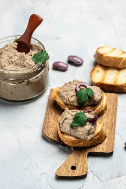 Fasulye ezmeli ekmek, cam kavanozda Meksika usulü fasulye ezmesi. Sağlıklı vejetaryen yemekleri, dikey görüntü. Üst Manzara. metin için yer.