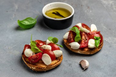 Kiraz domatesli sandviç, mini mozzarella, taze fesleğen yaprağı, ekmek üstü caprese, geleneksel İtalyan aperatifi veya aperatifi, antipasto. afiş, menü, metin için tarif yeri, üst görünüm.